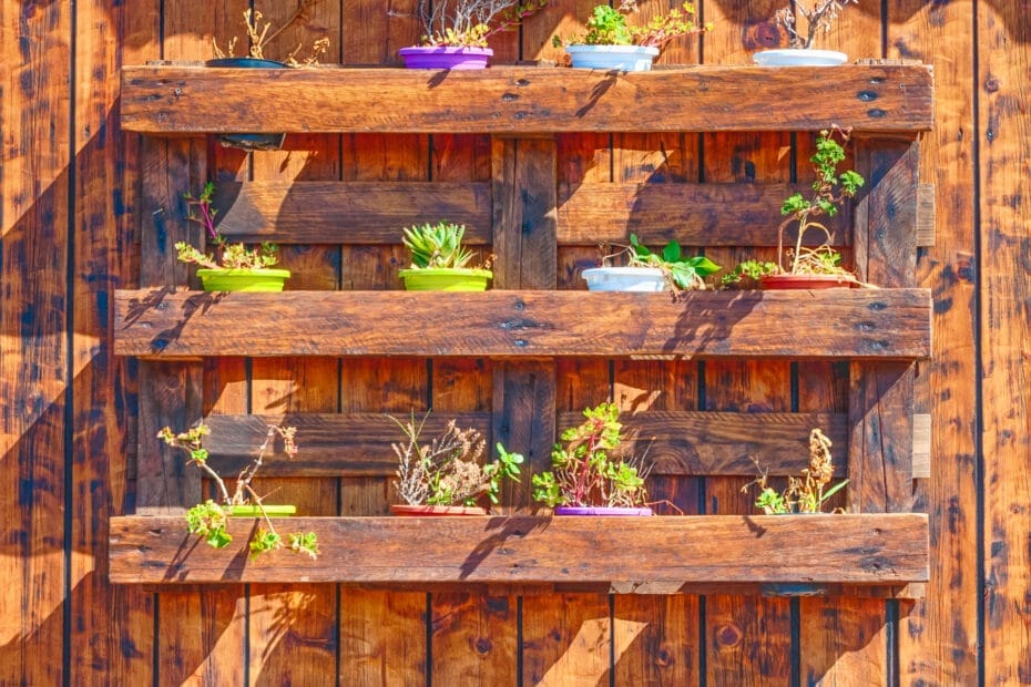 Pallets di qualità riciclati per creare fioriere